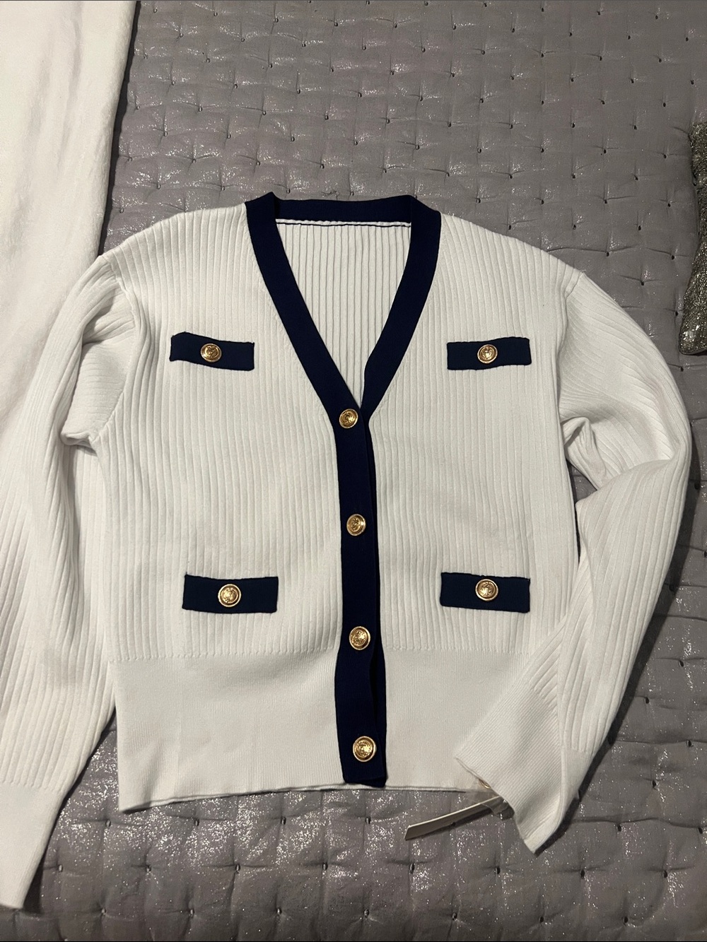 NWT Commence Classic White Ribbed V‑Neck Cardigan top with Navy Trim & gold - Picture 6 of 6
